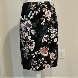 White House Black Market Size 4 Black Floral Skirt